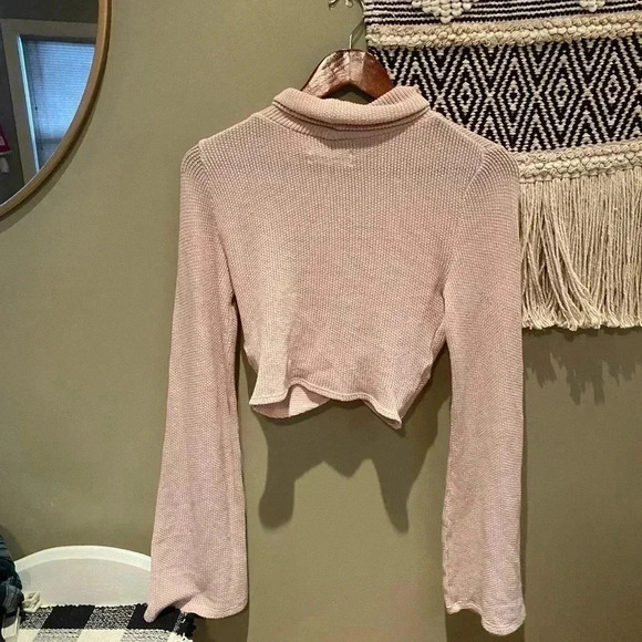 URBAN OUTFITTERS BLUSH TURTLENECK BELL SLEEVE CROP TOP SIZE M - Picture 6 of 6